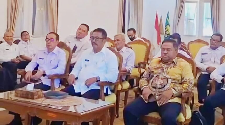 Ketua DPRD Kabupaten Sukabumi, Budi Azhar Mutawali, S.IP, mendampingi Bupati Sukabumi, Drs. H. Asep Japar, MM, dan Sekretaris Daerah H. Ade Suryaman