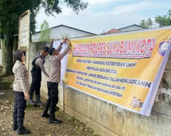 Polres Sukabumi Kota memasang puluhan spanduk imbauan keamanan dan ketertiban masyarakat (Kamtibmas) di lokasi strategis