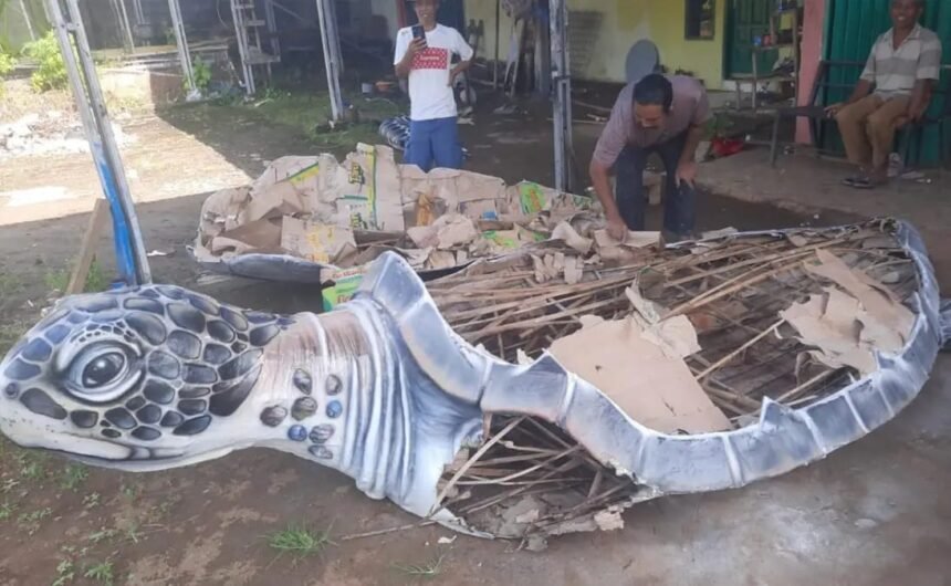 Patung Penyu Gadobangkong di Alun-alun Palabuhanratu, Kabupaten Sukabumi