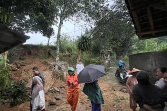 Longsor yang mengakibatkan tembok penahan tanah (TPT) di Kampung Cijagung Lapang, Desa Gedepangrang, jebol.