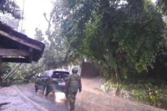 Tim gabungan TNI, Polri, Basarnas, BPBD, dan relawan sedang melakukan evakuasi