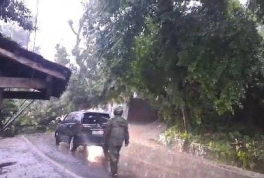 Tim gabungan TNI, Polri, Basarnas, BPBD, dan relawan sedang melakukan evakuasi