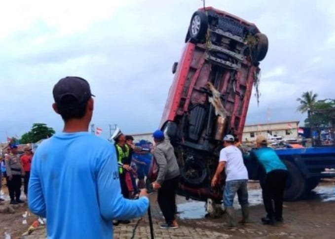 Satu unit mobil terbawa arus ke kolam dermaga