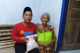 Kades Jatimulya Rosadi (kaos merah) bersama penerima manfaat dana desa sosial. (Arya)