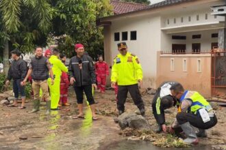 Polres Sukabumi langsung bergerak cepat membersihkan wilayah terdampak bencana pasca banjir, longsor, dan pohon tumbang