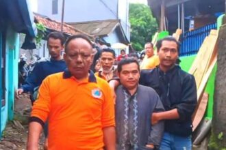 Aang Encis (42), justru bersikap acuh dan berbohong soal nasib keluarganya, memicu kemarahan warga.