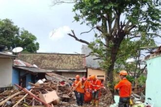 Tim SAR gabungan berhasil menemukan dua jasad korban banjir di Sungai Cipalabuhan