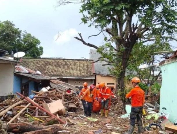 Tim SAR gabungan berhasil menemukan dua jasad korban banjir di Sungai Cipalabuhan