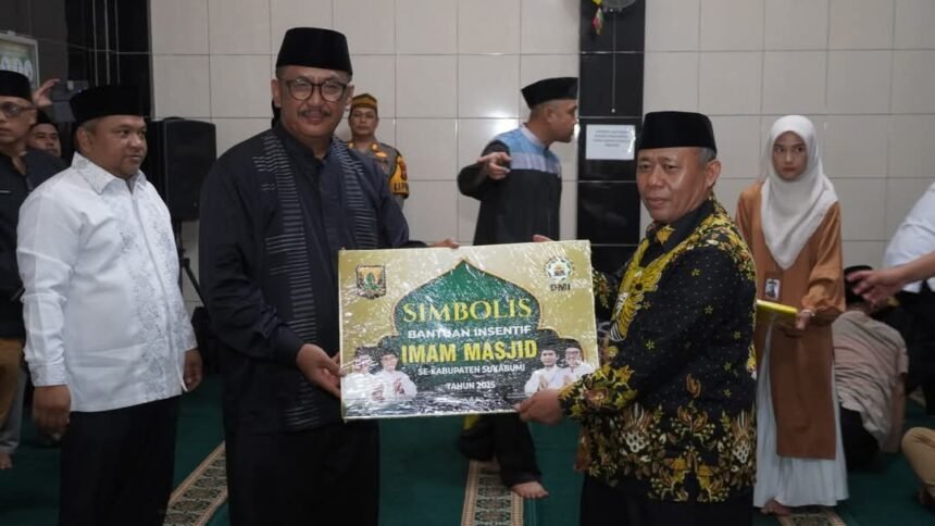 Bupati Sukabumi H. Asep Japar bersama Wakil Bupati H. Andreas menggelar silaturahmi dengan warga di Masjid Al Mubarokah