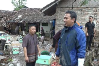 Wakil Bupati Sukabumi, H. Andreas (batik)