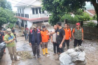Bupati Sukabumi, H. Asep Japar, bersama Dandim 0622/Kabupaten Sukabumi Letkol Kav Andhi Ardana Valeriandra meninjau lokasi terdampak banjir dan longsor