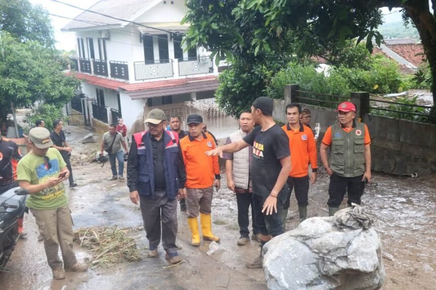 Bupati Sukabumi, H. Asep Japar, bersama Dandim 0622/Kabupaten Sukabumi Letkol Kav Andhi Ardana Valeriandra meninjau lokasi terdampak banjir dan longsor