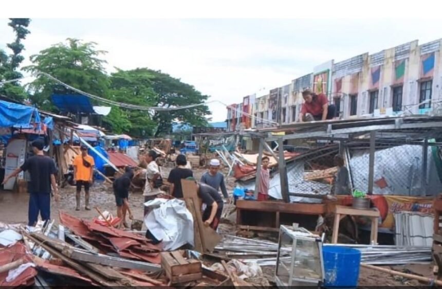 Pasar Semi Modern (PSM) Palabuhanratu, Kabupaten Sukabumi, porak-poranda akibat banjir
