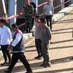 Wakil Presiden (Wapres) Gibran Rakabuming Raka didampingi Kepala BNPB Suharyanto