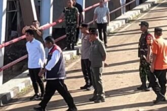Wakil Presiden (Wapres) Gibran Rakabuming Raka didampingi Kepala BNPB Suharyanto
