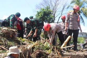 Polres Sukabumi bersama TNI dan instansi terkait bahu-membahu membersihkan Kampung Gumelar