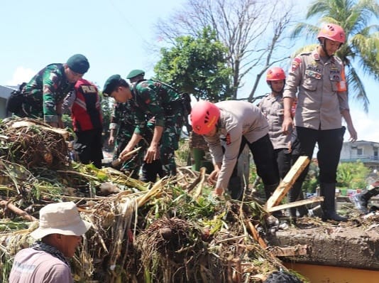 Polres Sukabumi bersama TNI dan instansi terkait bahu-membahu membersihkan Kampung Gumelar