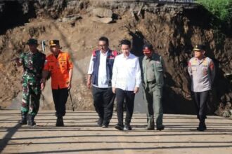 Gibran Rakabuming Raka didampingi Kepala BNPB Letjen TNI Suharyanto dan Bupati Sukabumi Asep Japar