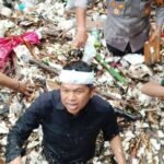Gubernur Jawa Barat Dedi Mulyadi bersama Bupati Sukabumi Asep Japar dan Forkopimda membersihkan tumpukan sampah di Sungai Cipalabuan
