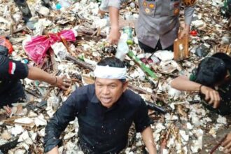 Gubernur Jawa Barat Dedi Mulyadi bersama Bupati Sukabumi Asep Japar dan Forkopimda membersihkan tumpukan sampah di Sungai Cipalabuan