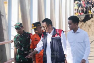 Gibran Rakabuming Raka meninjau lokasi jembatan putus didampingi Bupati Sukabumi H. Asep Japar