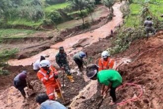 Tim SAR gabungan menemukan tiga korban banjir dan longsor di Kabupaten Sukabumi dalam kondisi meninggal dunia
