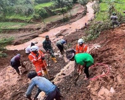 Tim SAR gabungan menemukan tiga korban banjir dan longsor di Kabupaten Sukabumi dalam kondisi meninggal dunia