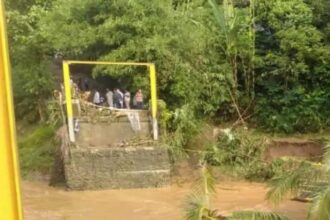 Jembatan Tegaldatar di Desa Neglasari, Kecamatan Lengkong, Kabupaten Sukabumi, roboh akibat luapan Sungai Cikaso pada Kamis (6/3/2025) malam.