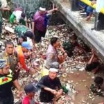 Satuan Pamong Praja (Satpol PP) Kabupaten Sukabumi turut berpartisipasi aktif dalam pembersihan sampah di Sungai