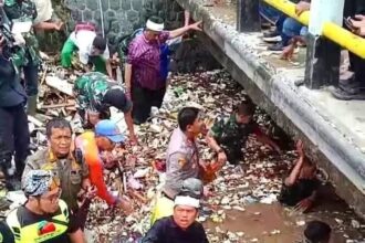 Satuan Pamong Praja (Satpol PP) Kabupaten Sukabumi turut berpartisipasi aktif dalam pembersihan sampah di Sungai