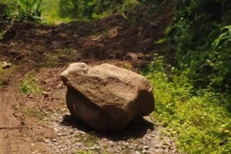 Warga Kampung Gunung Rompang, Desa Loji, Kecamatan Simpenan, Sukabumi, terisolir sejak Kamis (6/3/2025) akibat longsor yang menutup akses jalan.