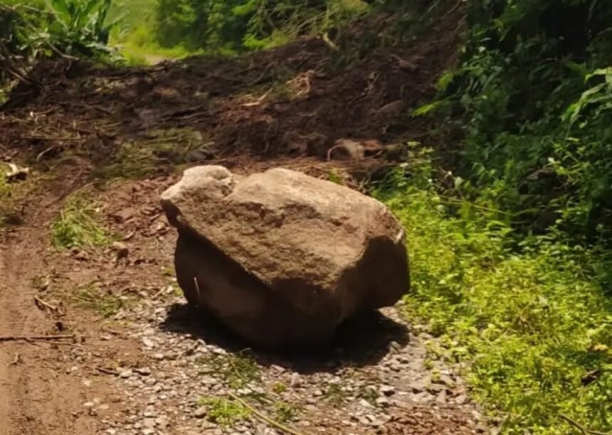 Warga Kampung Gunung Rompang, Desa Loji, Kecamatan Simpenan, Sukabumi, terisolir sejak Kamis (6/3/2025) akibat longsor yang menutup akses jalan.