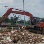 Gubernur Jawa Barat Dedi Mulyadi resmi memerintahkan pembongkaran jembatan di Sungai Cipalabuan