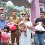 Wakil Bupati Sukabumi, H. Andreas, meninjau lokasi banjir bandang di Kampung Kebon Kalapa RW 08 dan Cijambe RW 17, Palabuhanratu, Senin (10/3/2025)