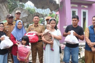 Wakil Bupati Sukabumi, H. Andreas, meninjau lokasi banjir bandang di Kampung Kebon Kalapa RW 08 dan Cijambe RW 17, Palabuhanratu, Senin (10/3/2025)