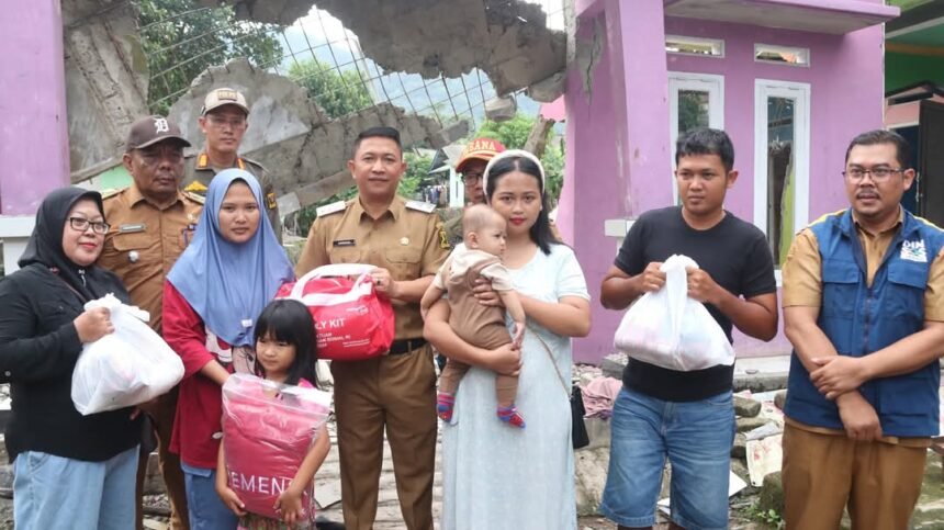 Wakil Bupati Sukabumi, H. Andreas, meninjau lokasi banjir bandang di Kampung Kebon Kalapa RW 08 dan Cijambe RW 17, Palabuhanratu, Senin (10/3/2025)