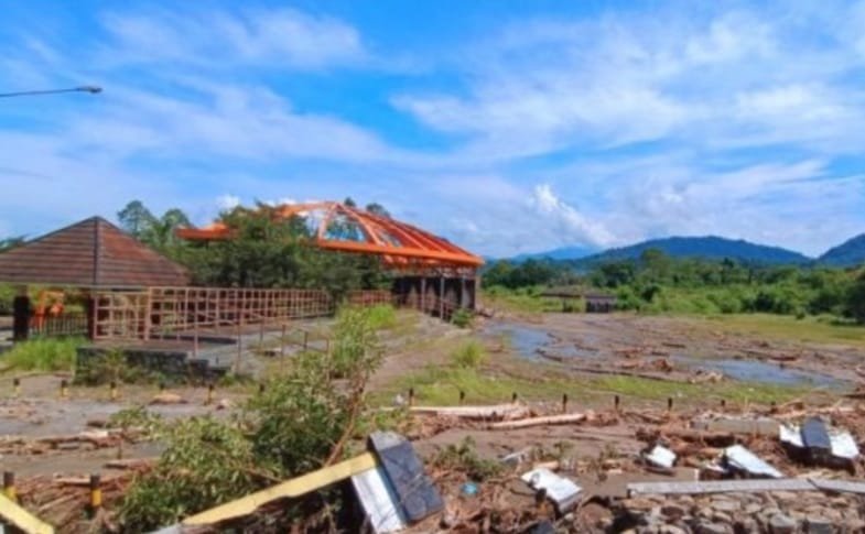 Banjir bandang yang melanda Palabuhanratu, Kamis (6/3/2025), menyebabkan kerusakan parah di Lapangan Taman Cangehgar