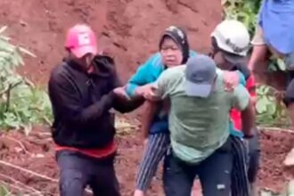 Aksi heroik ditunjukkan Kanit Intelkam Polsek Lengkong, Aipda Slamet Sutopo, saat mengevakuasi Ai Suheti (80)