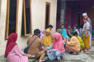 Dinas Kesehatan (Dinkes) setempat langsung membuka posko kesehatan darurat.