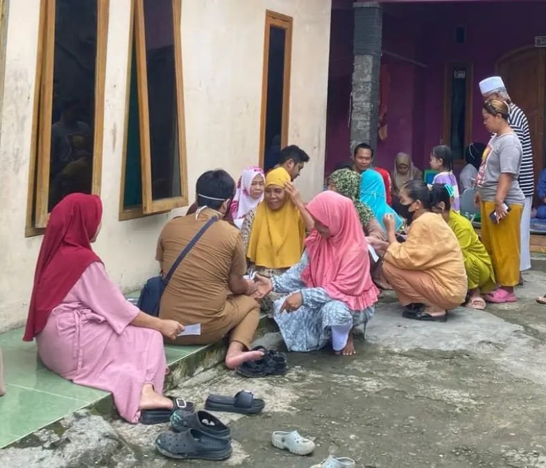 Dinas Kesehatan (Dinkes) setempat langsung membuka posko kesehatan darurat.
