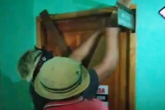 Kantor Kepala Desa (Kades) Ciemas, Kecamatan Ciemas, Kabupaten Sukabumi, disegel warga pada Senin (10/3/2025) sekitar pukul 09.30 WIB