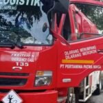 Empat truk BBM jenis solar dan Pertalite masih terjebak di Jalan Raya Kiaradua-Jampangtengah