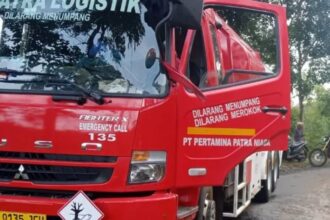 Empat truk BBM jenis solar dan Pertalite masih terjebak di Jalan Raya Kiaradua-Jampangtengah