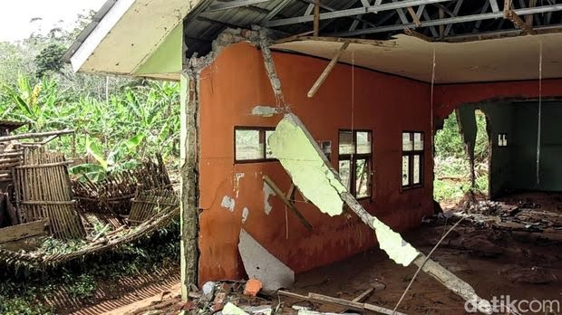 SDN Bojong Tugu Hancur Total: Banjir Porak-Porandakan Sekolah, 95% Bangunan Rusak Parah 1 Kondisi bangunan SDN Bojong Tugu