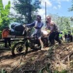 Kasat Lantas AKP Arif Saepul Haris dan Kalak BPBD Kabupaten Sukabumi Deden Sumpena menembus lokasi menggunakan sepeda motor, Selasa (11/3/2025).