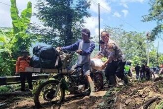 Kasat Lantas AKP Arif Saepul Haris dan Kalak BPBD Kabupaten Sukabumi Deden Sumpena menembus lokasi menggunakan sepeda motor, Selasa (11/3/2025).