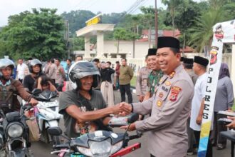 Bantuan dilepas secara simbolis oleh Kapolres Sukabumi AKBP Samian, Dandim 0622, dan Wakil Bupati H. Andreas
