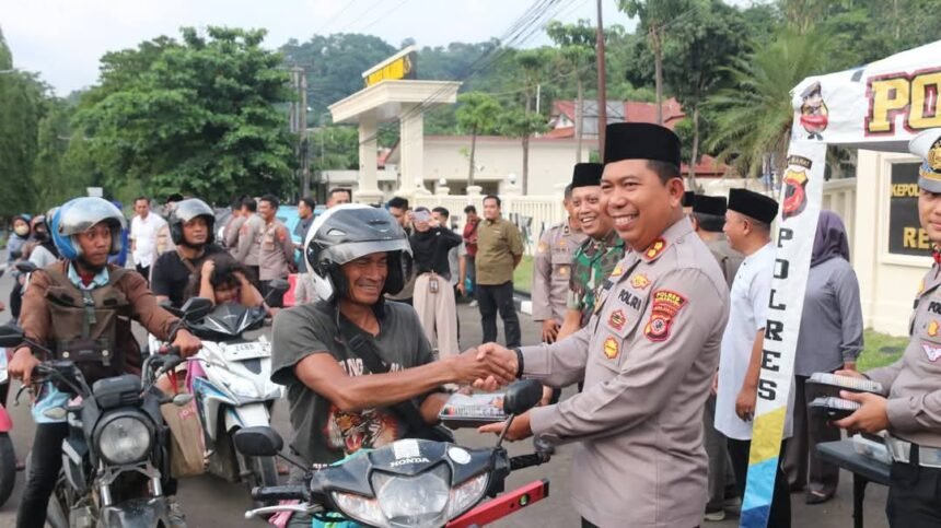 Bantuan dilepas secara simbolis oleh Kapolres Sukabumi AKBP Samian, Dandim 0622, dan Wakil Bupati H. Andreas