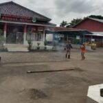 pembangunan infrastruktur jalan Hotmix sedang berlangsung di depan kantor desa Bongas Wetan