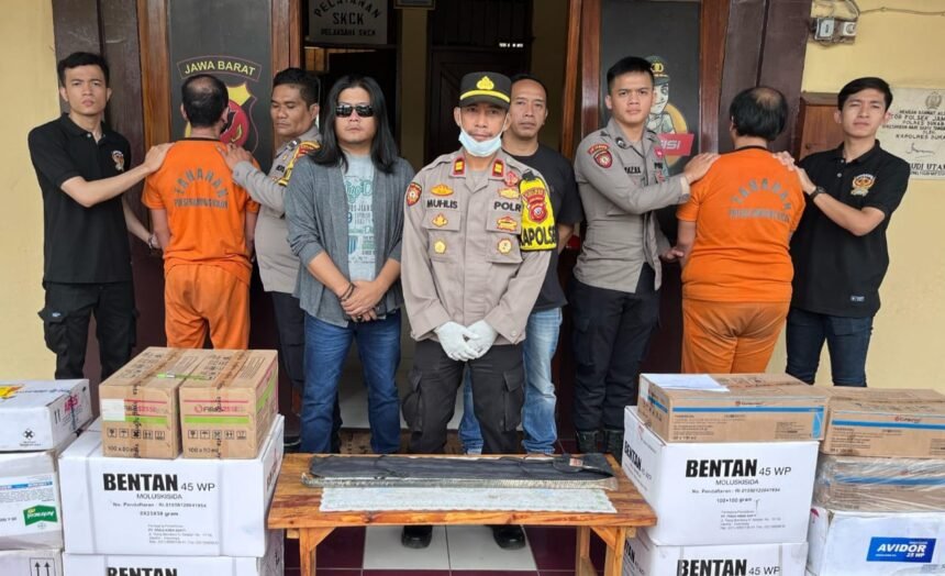 Dua pelaku berinisial SA (50) dan YLS (43) ditangkap setelah menyikat obat-obatan pertanian senilai Rp37,7 juta